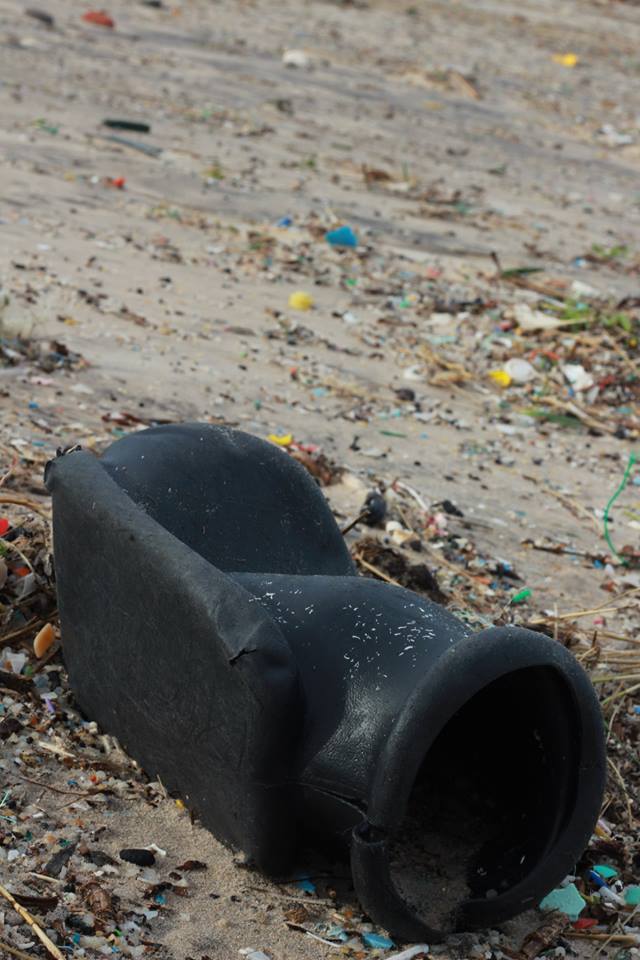lixo atirado ao mar atinge costa portuguesa