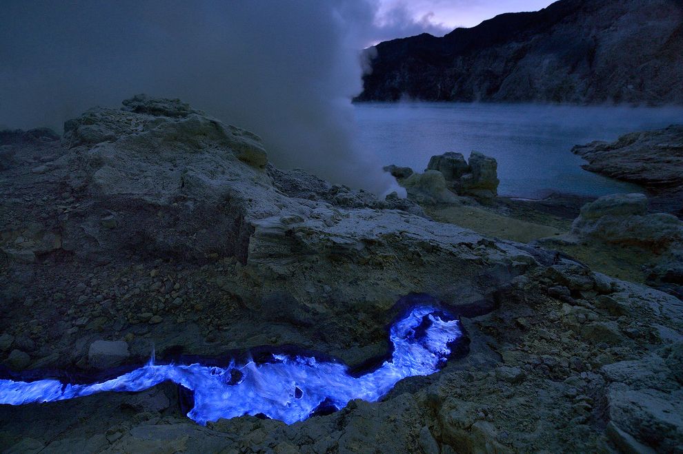 blue-lava-chamas-grunewald-vulcão-azul