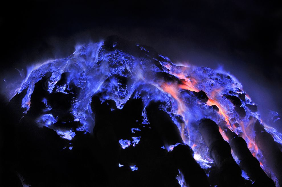 visitar à noite vulcão-lava-azul-indonésia