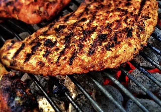 barbecue-grelhados-ar-livre-verão-calor