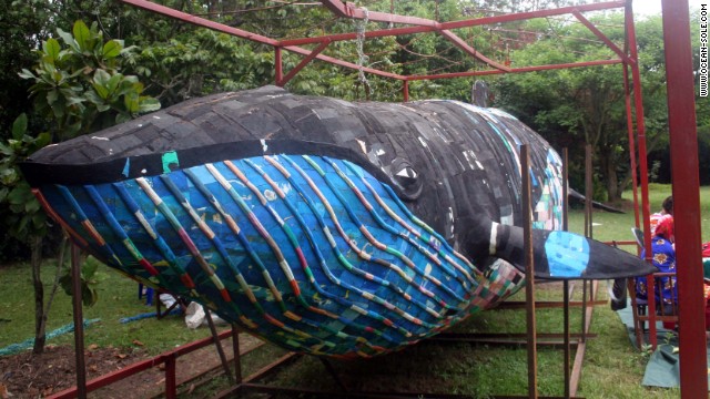 baleia feita de chinelos quenia haller park Mombasa