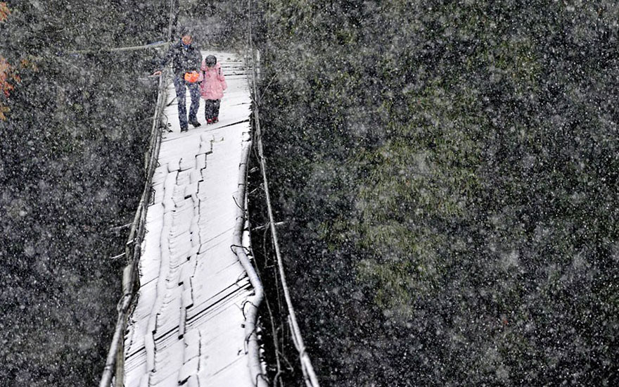 crianças escola caminhos mais perigosos china ponte neve