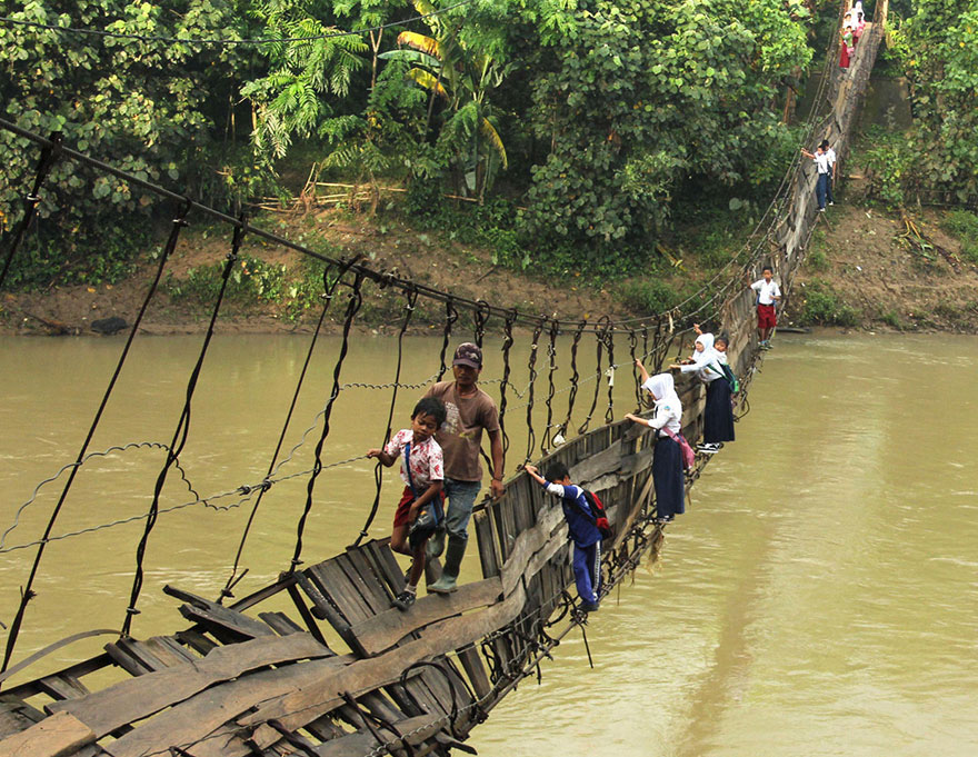 crianças escola caminhos mais perigosos ponte danificada rio