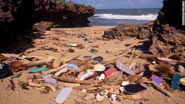 ocean-sole-chinelos-lixo-praia-flip-flops-on-beach