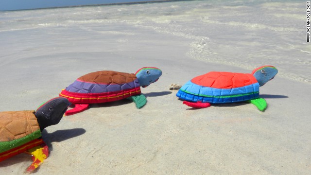 tartarugas chinelos praia reciclagem