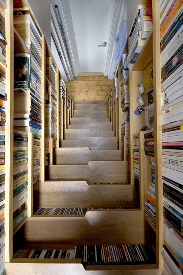 Ideias para poupar espaço em casas pequenas livros arrumar