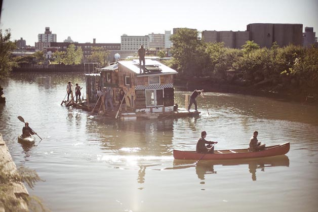 No meio do Brooklyn, bairro de Nova York, o Gowanus Canal alberga um barco-casa chamado Jerko. Esta embarcação funciona como uma habitação completamente normal, a diferença é que é uma casa autosuficiente.
