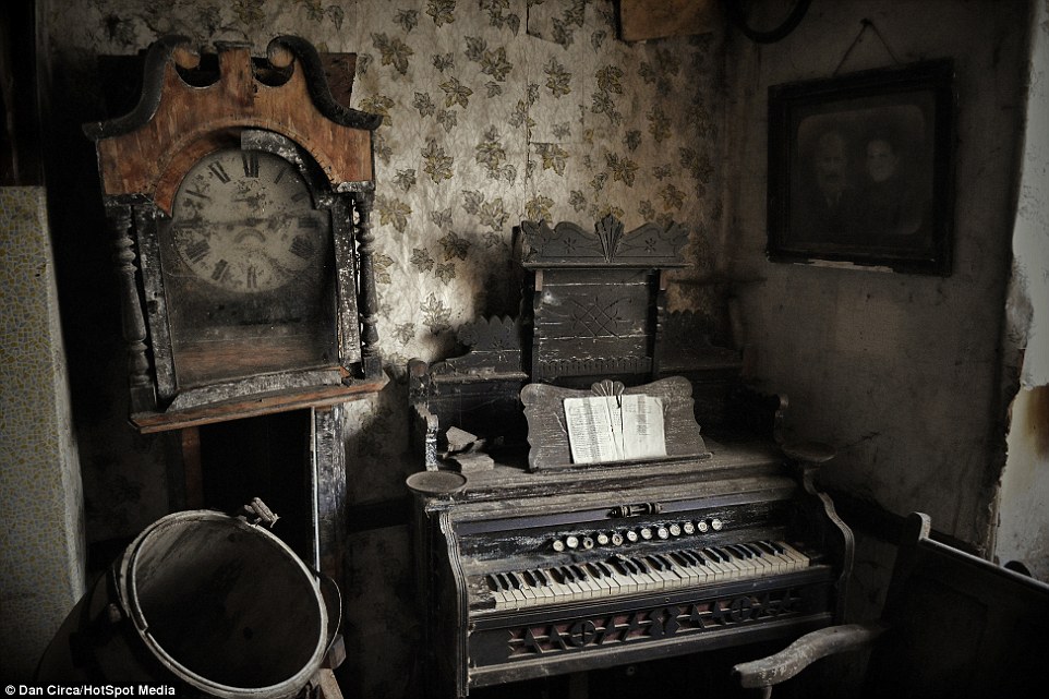 relógio piano casa abandonada