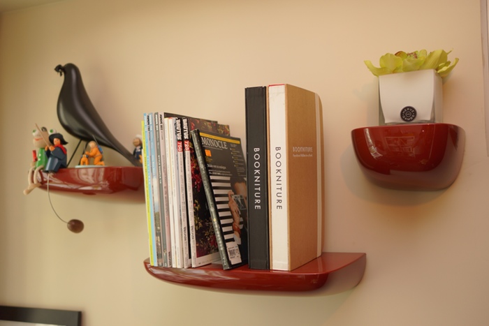 Um grupo de designers japoneses criou o Bookniture, um livro que, quando se abre, se transforma numa pequena mesa de apoio ou num banco desdobrável.