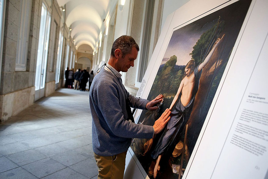 O Museu do Prado, em Madrid, lançou a sua primeira iniciativa de arte para invisuais, a pensar nos visitantes com deficiência visual, com uma instalação de várias reproduções de obras famosas em relevo, permitindo aos invisuais "ver" e sentir os quadros.