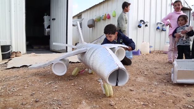 Num campo de refugiados sírios, na Jordânia, um antigo carpinteiro decidiu criar brinquedos com lixo incríveis, para animar o seu dia a dia e o das crianças que vivem no local.