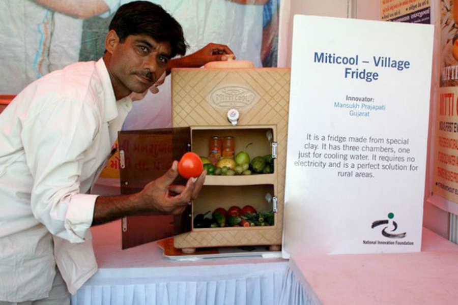 O indiano Mansukhbai Prajapati criou um frigorífico de barro e chamou-lhe Mitti Cool, este não precisa de eletricidade para manter os alimentos frescos.