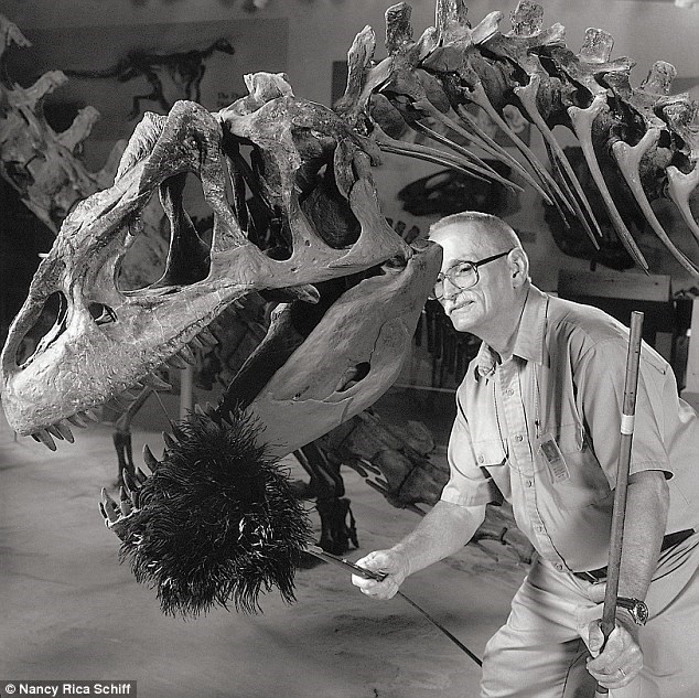 profissões mais estranhas limpar dinossauros