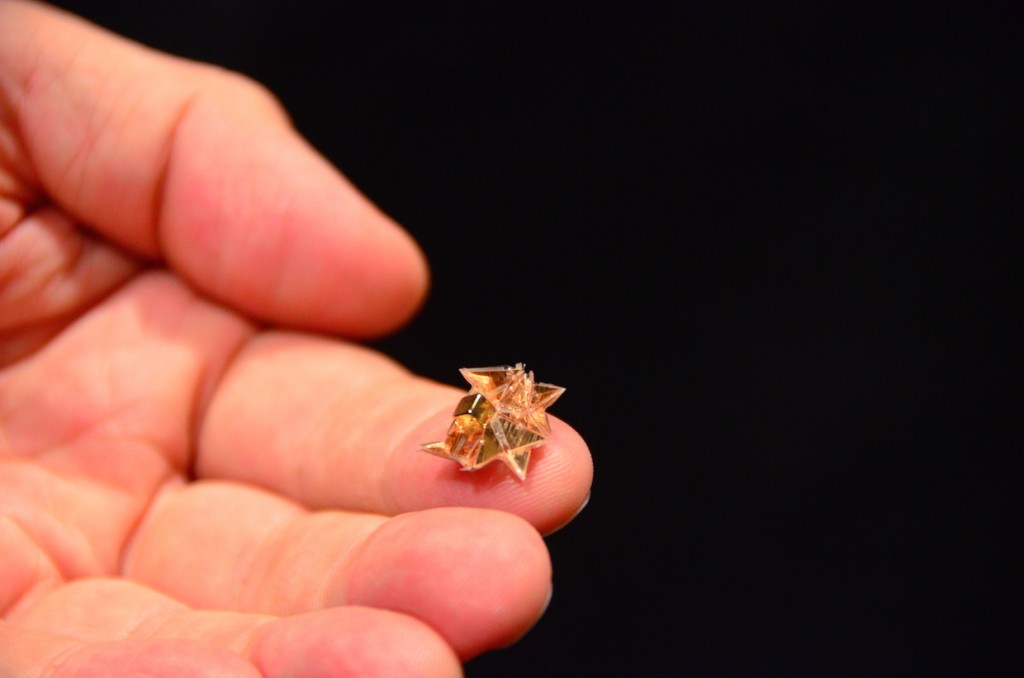 O robot origami é uma pequena “folha” metálica que se dobra sozinha e se transforma num dispositivo que anda, arrasta objetos e nada.