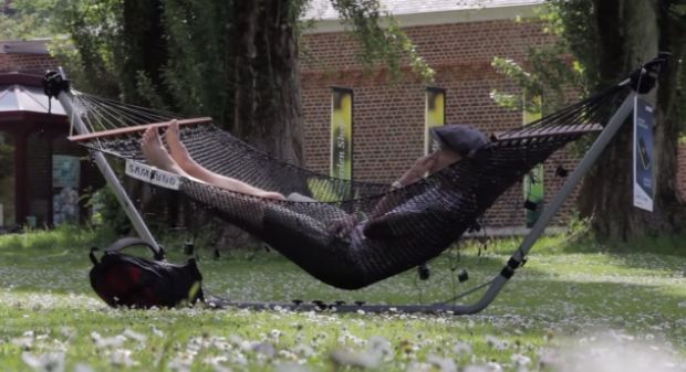 A Samsung criou redes e cadeiras de baloiço, feitos com carregadores de telemóvel usados, para as pessoas descansarem num parque em Bruxelas, dando assim nova utilidade a estes aparelhos.