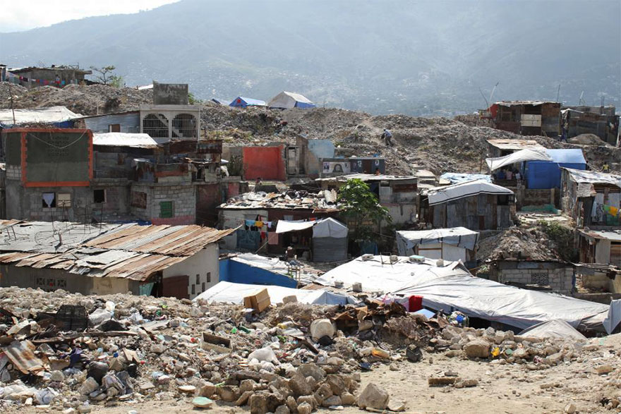 Destroços ruinas casas haiti reciclagem de entulho