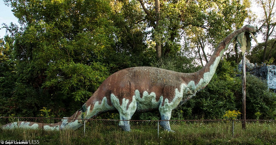 dinossauro parque abandonado
