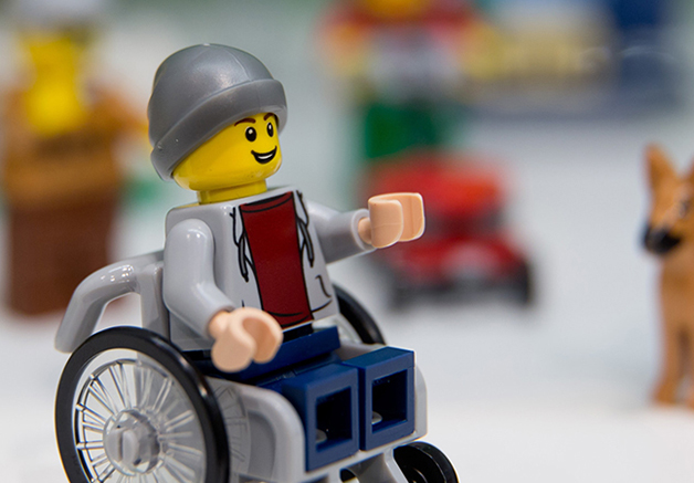 LEGO lança figura em cadeira de rodas
