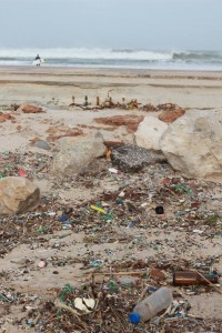 praia atingida por maré de plástico