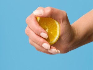 limão mão produtos limpeza caseiros poupar