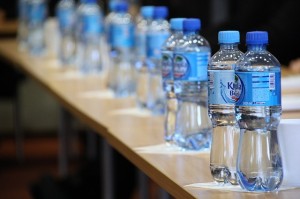 água garrafa plástico poupar