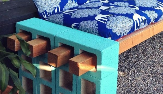 blocos cimento mesa pátio sofá banco