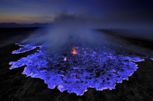 blue-lava-flames-grunewald-vulcão-azul-chamas-erupção