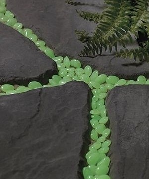 pátio jardim pedras fluorescentes