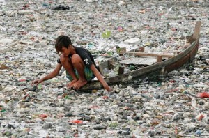 citarum-river-poluição-rio-poluido-barco criança lixo