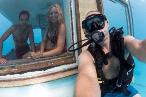 selfie underwater-room-manta-resort-hotel debaixo de água