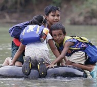 crianças escola caminhos perigosos boia rio
