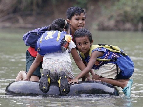crianças escola caminhos perigosos boia rio