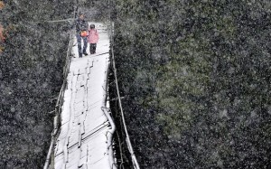 crianças escola caminhos perigosos china ponte neve