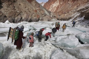 crianças escola caminhos perigosos himalaias neve índia