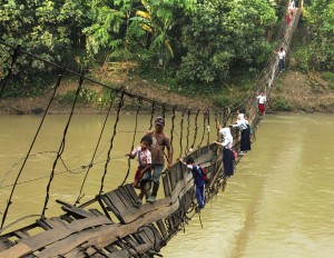 crianças escola caminhos perigosos ponte danificada rio