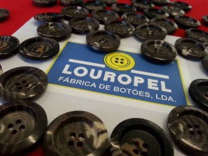 botões feitos com corras de café reciclagem
