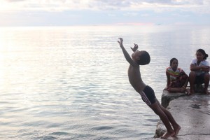 tuvalu mar ilha criança