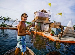 Rishi Island ilha feita com garrafas de plástico