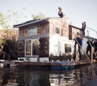 Jerko é um barco-casa transformado pelo entusiasta da sustentabilidade Adam Katzman, de 29 anos. No barco, a energia é captada por painéis solares, a água da chuva é filtrada e aproveitada e os resíduos produzidos na casa de banho são armazenados de forma seca, sem que haja o uso de esgoto.