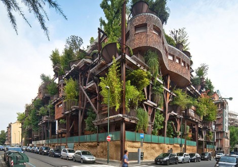 Na cidade de Turim, em Itália, foi erguido um edifício muito especial, uma casa na árvore urbana que se chama "25 Verde". O arquiteto responsável pelo projeto chama-se Luciano Pia e é italiano.