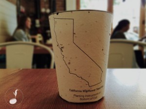 A empresa americana do Estado da Califórnia chamada Reduce. Reuse. Grow. criou um copo de café que, para além de ser biodegradável, tem sementes para que possa dar origem a plantas!
