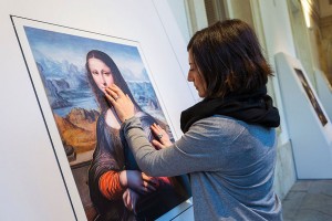 O Museu do Prado, em Madrid, lançou a sua primeira iniciativa de arte para invisuais, a pensar nos visitantes com deficiência visual, com uma instalação de várias reproduções de obras famosas em relevo, permitindo aos invisuais "ver" e sentir os quadros.
