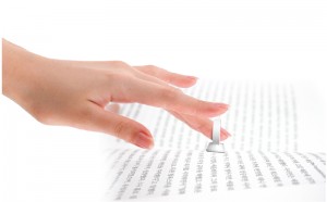 O anel que promete tornar a vida de um invisual muito mais simples, ao transformar qualquer livro em formato braille. O produto inovador chama-se Eye Ring e é a proposta do designer sul-coreano Yong Jeong.