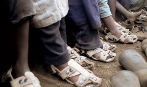"The Shoe That Grows", sapatos ajustáveis criados por Kenton Lee da Organização Because International, que ajustam o seu tamanho ao pé de quem os calça.