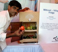O indiano Mansukhbai Prajapati criou um frigorífico de barro e chamou-lhe Mitti Cool, este não precisa de eletricidade para manter os alimentos frescos.