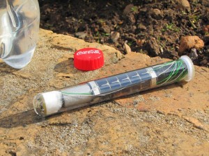 Inventor e empreendedor social sul-africano Michael Suttner quis transformar uma garrafa de plástico numa lâmpada, para iluminar África. A Lightie é uma lâmpada portátil, alimentada a luz solar, que encaixa em qualquer garrafa de plástico de refrigerante.