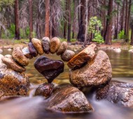 pedras em equilíbrio rio