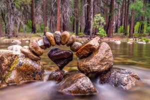 pedras em equilíbrio rio