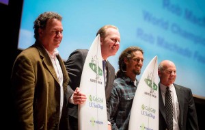 Uma universidade norte-americana, em parceria com a indústria do surf, criou a primeira prancha de surf sustentável, feita à base de algas.