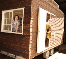 Carolina Marques e Kelly Baptista, a LusiTiny é o primeiro protótipo de casa itinerante com todos os confortos e funcionalidades básicas de uma casa.